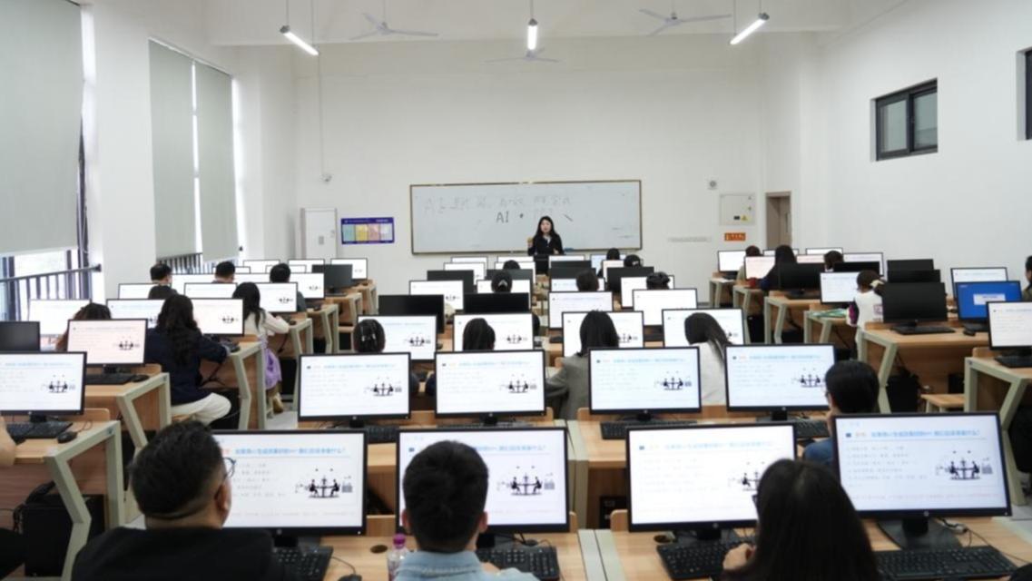 以智提效 以数赋能——成都银杏酒店管理学院举办AI赋能行政办公效率提升专题培训