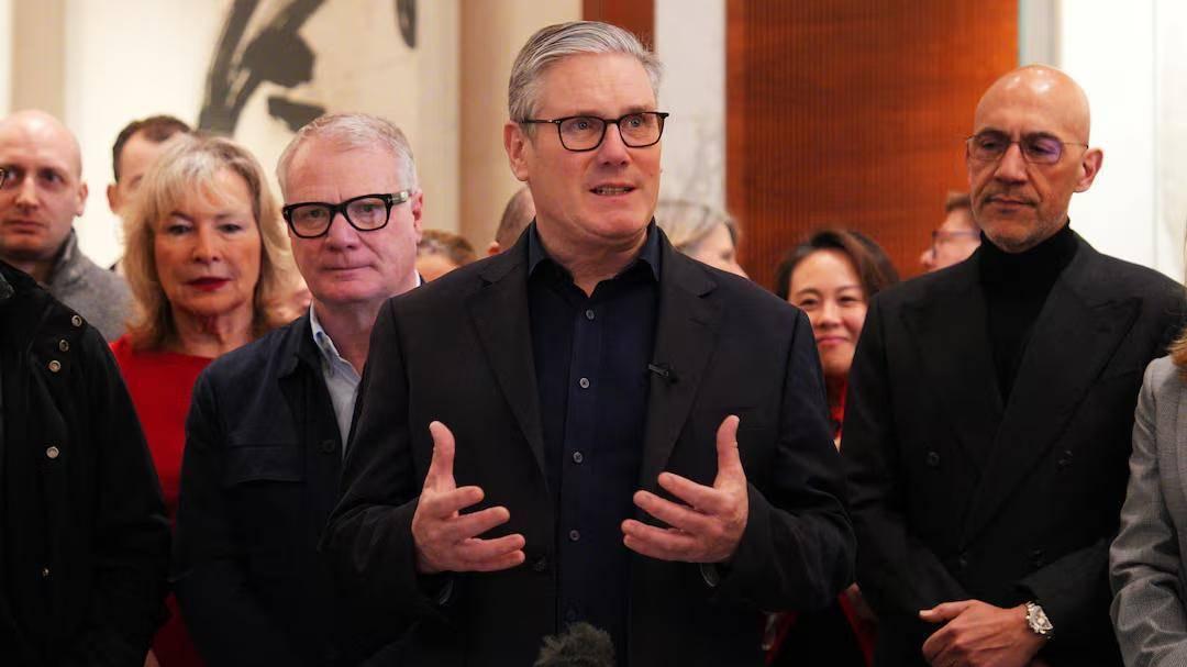 英国访华团全员用筷子：他们很清楚，自己来是搞钱的不是来摆谱的