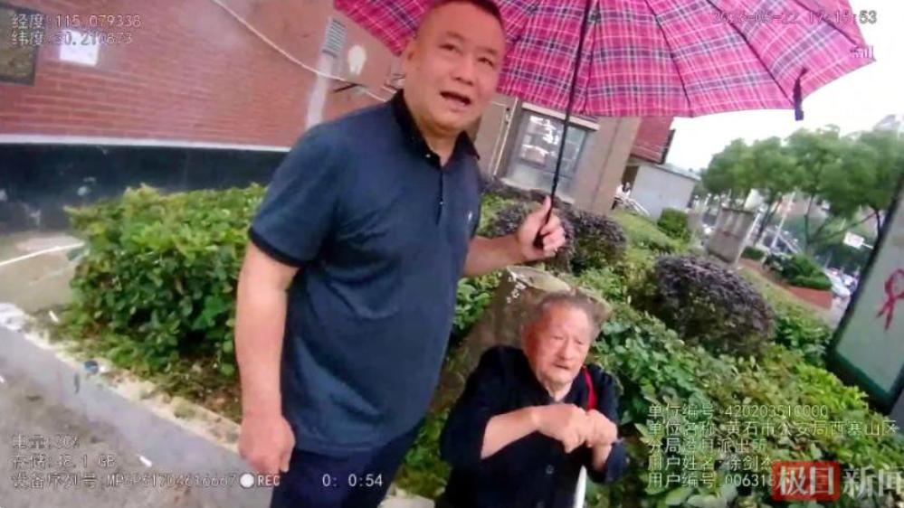 陌生老人摔倒扶不扶？7个路人给出答案，没人知道得下多大决心