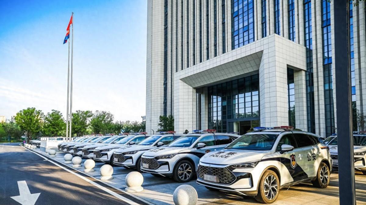 从桑塔纳到比亚迪，警车的变化藏着中国智造的底气