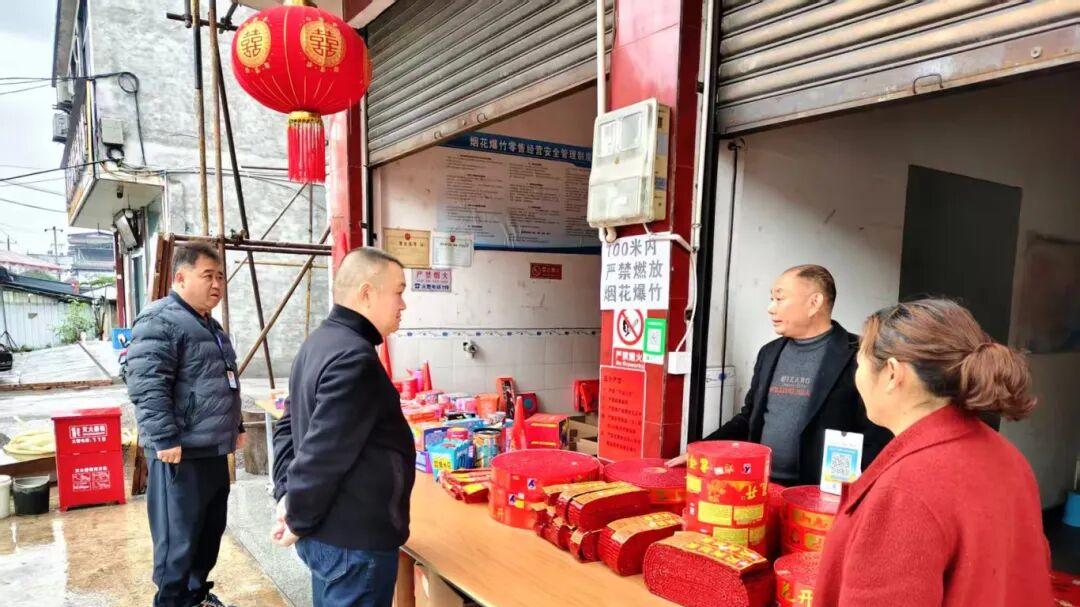 强化节日监管 护航万家平安—雅安市场监管系统扎实开展节日期间烟花爆竹专项检查