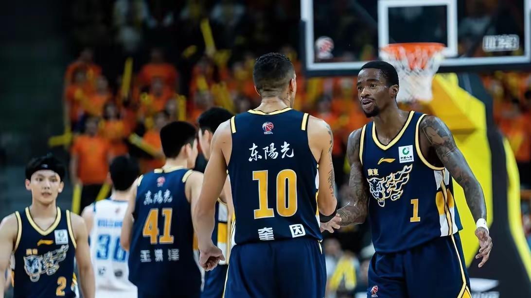 广东40分惨败给上海，全队3分打铁一晚上