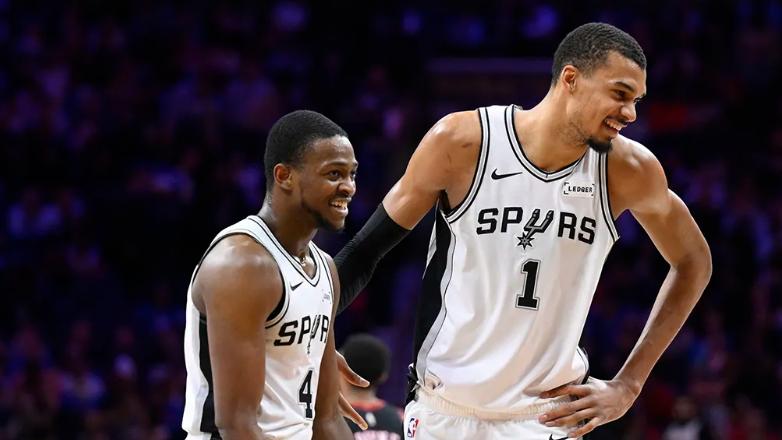 历史性时刻！马刺包揽西部月最佳三荣誉，文班亚马独揽两项，联盟都看懵了