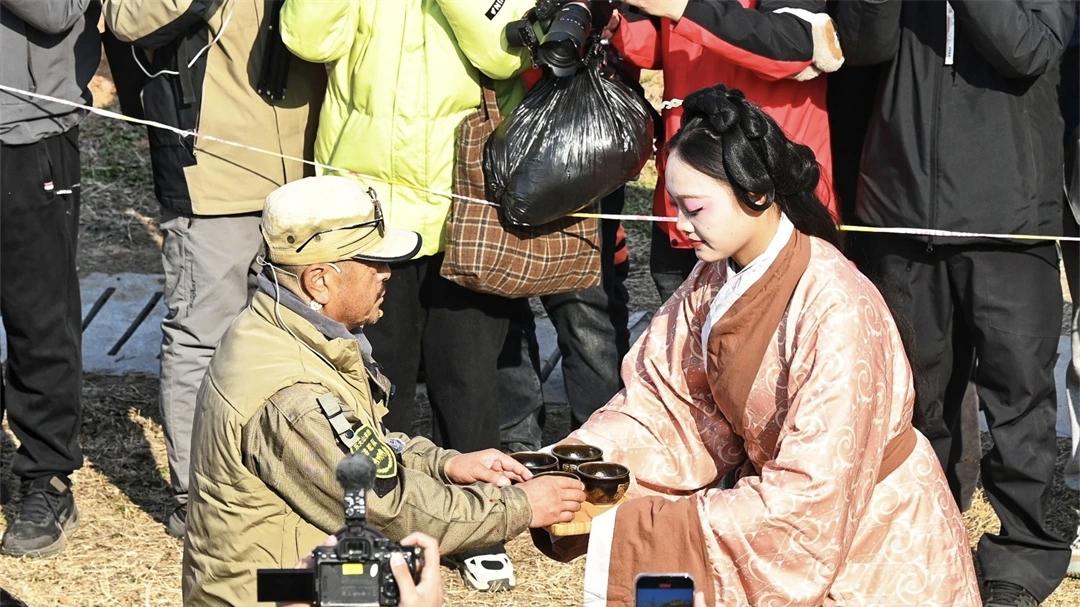 3000公里赴约！东天山骆驼队穿越时空，“活着的历史”今日叩关洛阳