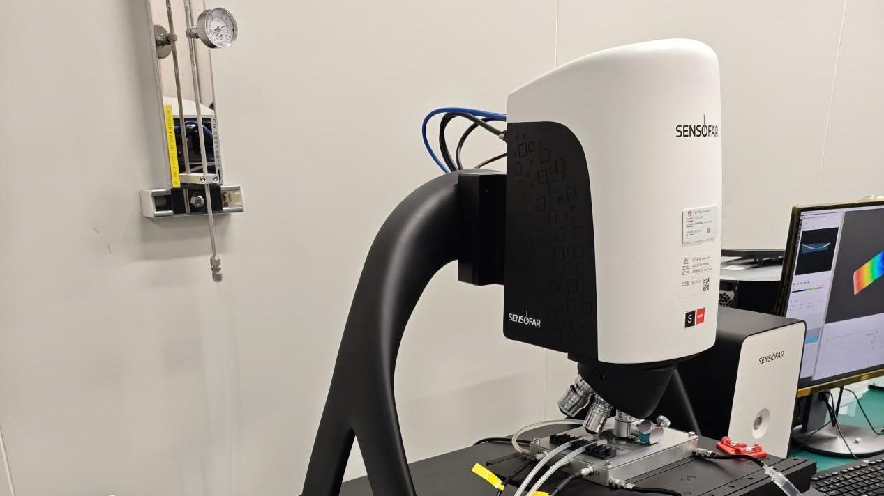 冷热台联用白光干涉轮廓仪实现芯片变温翘曲高精度测量