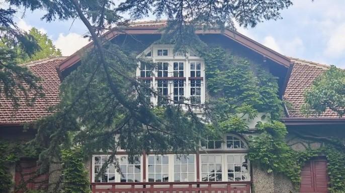 戴笠故居如何似迷宫，两百门窗有何特殊含义，最神秘一门藏在哪里