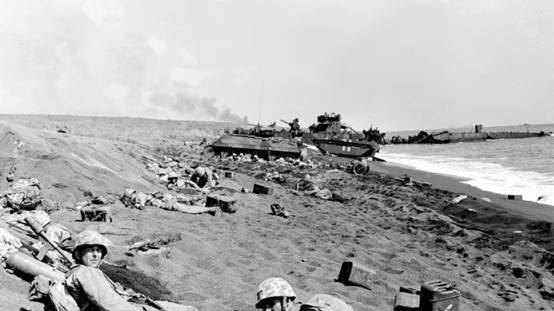 日寇因深谙硫磺岛的战略地位故大力增强其防御力量，做困兽之斗