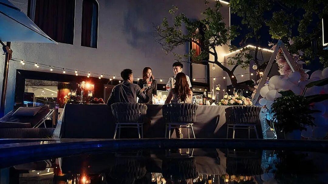 朋友一句话丢了个大单，就因为饭局上回了句：没多少钱