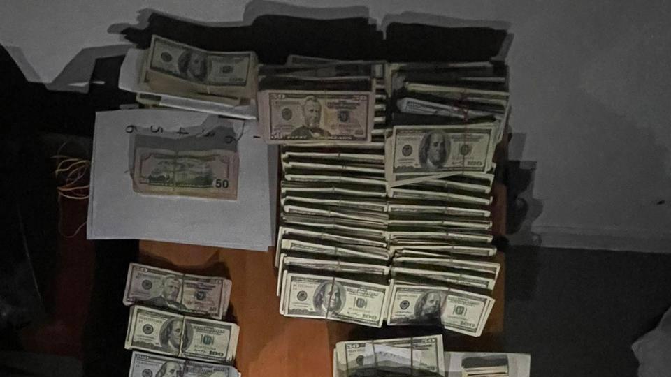 乌克兰海关查出大批美金，跟总统办公室关系密切，季莫申科要反转