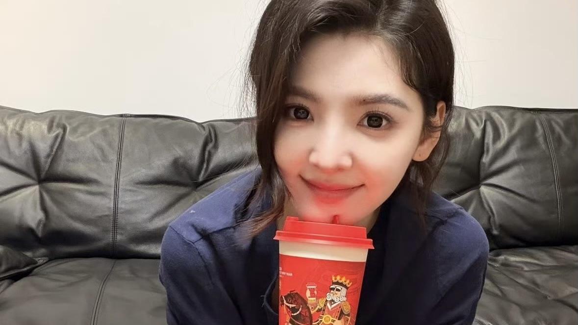 章若楠吃饭拍照火出圈：治愈系松弛感成社交货币新范式