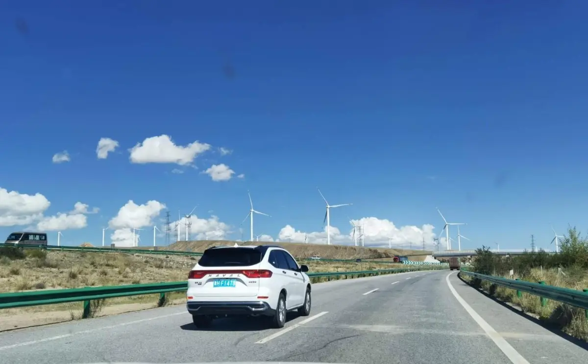 茶卡至共和，绿色能源走廊（100公里的风电走廊）