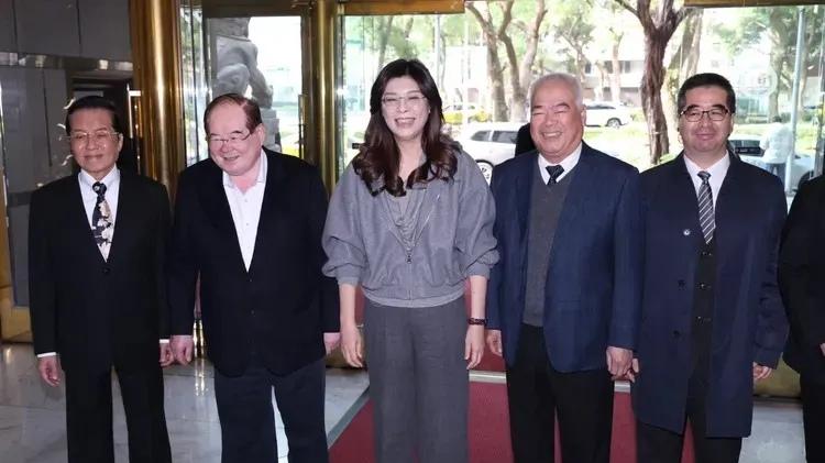 郑丽文为党工发年终慰问金