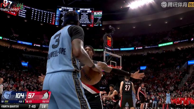 开拓者险胜！克林根20+19+3，赛后小杨找到李凯尔，拥抱致意