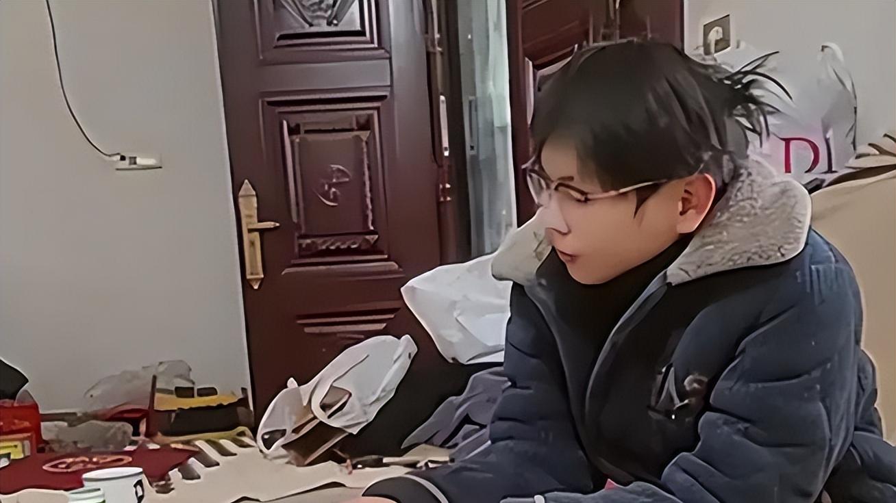 15岁儿子沙发抽烟，家长拍视频发网上：这顿打，到底该不该打？