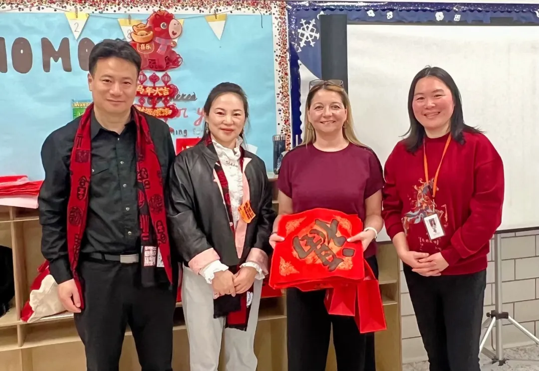 艺术家翟优、樊蕾伉俪走进新泽西李堡高中举办“福”文化艺术讲座