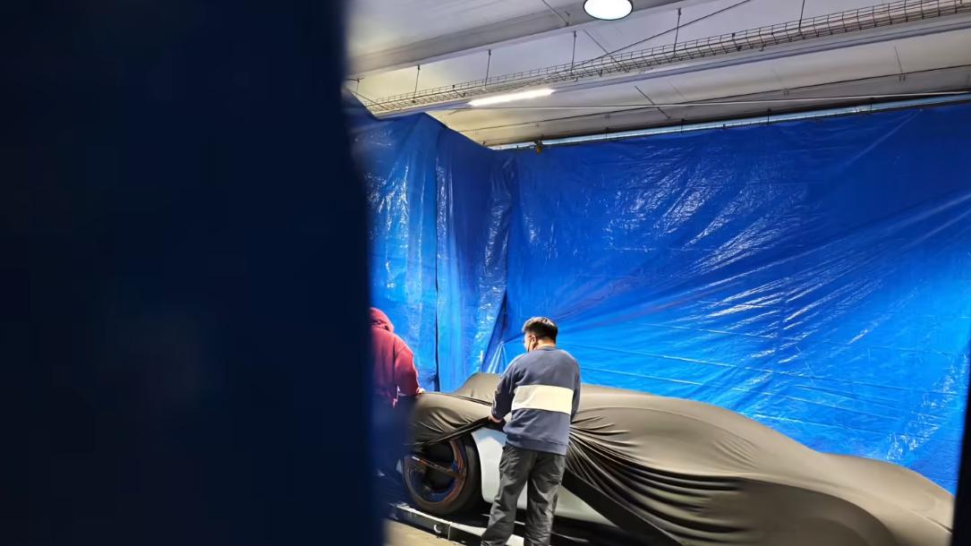 小米汽车预告重磅惊喜 疑似全新VGT概念超跑现身巴塞罗那