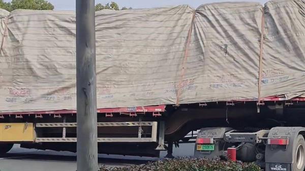 惊爆！货车板子底下俩支腿竟是“救命神器”！