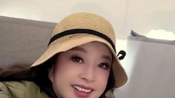 刘晓庆跨年夜独坐车内吃面引热议 赚再多钱有啥意思？背后是两种生活观的碰撞