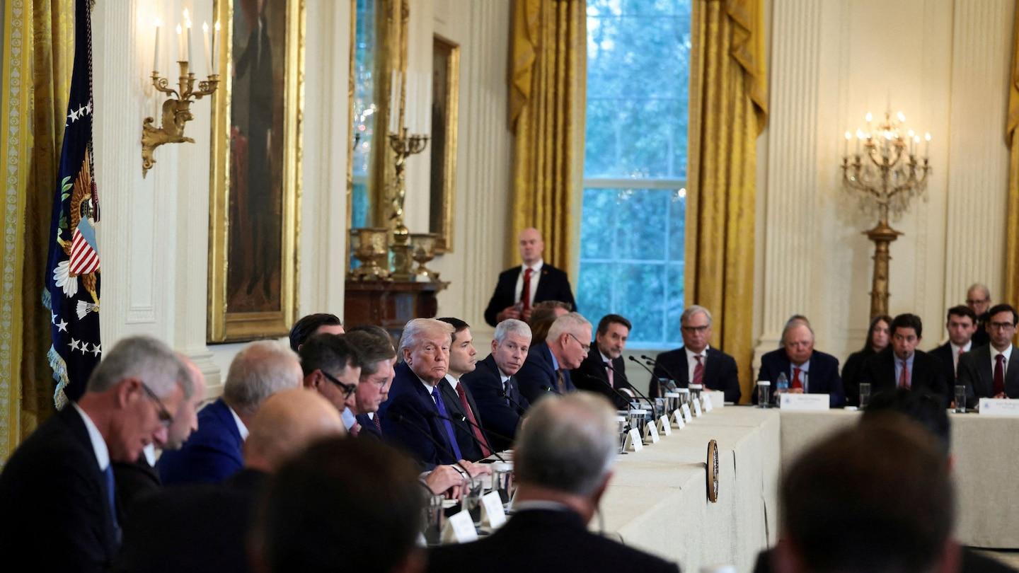 登上赴京专机前，特朗普撤回对华禁令，李显龙：中美恐有惊涛骇浪