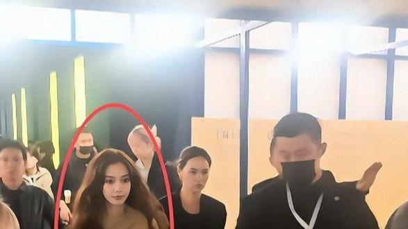 杨颖上海非遗晚宴身体亮红灯，捂肚强忍不适，保镖护行引热议