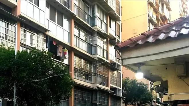 小区因大部分业主欠物业费，46部电梯全停运，有人45天没下过楼