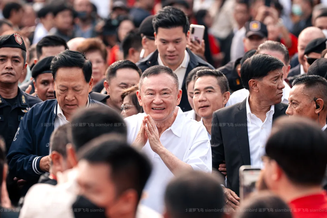 他信出狱回家，红衫军哭成一片：一句“闭关8个月，什么都不记得了”引爆泰国
