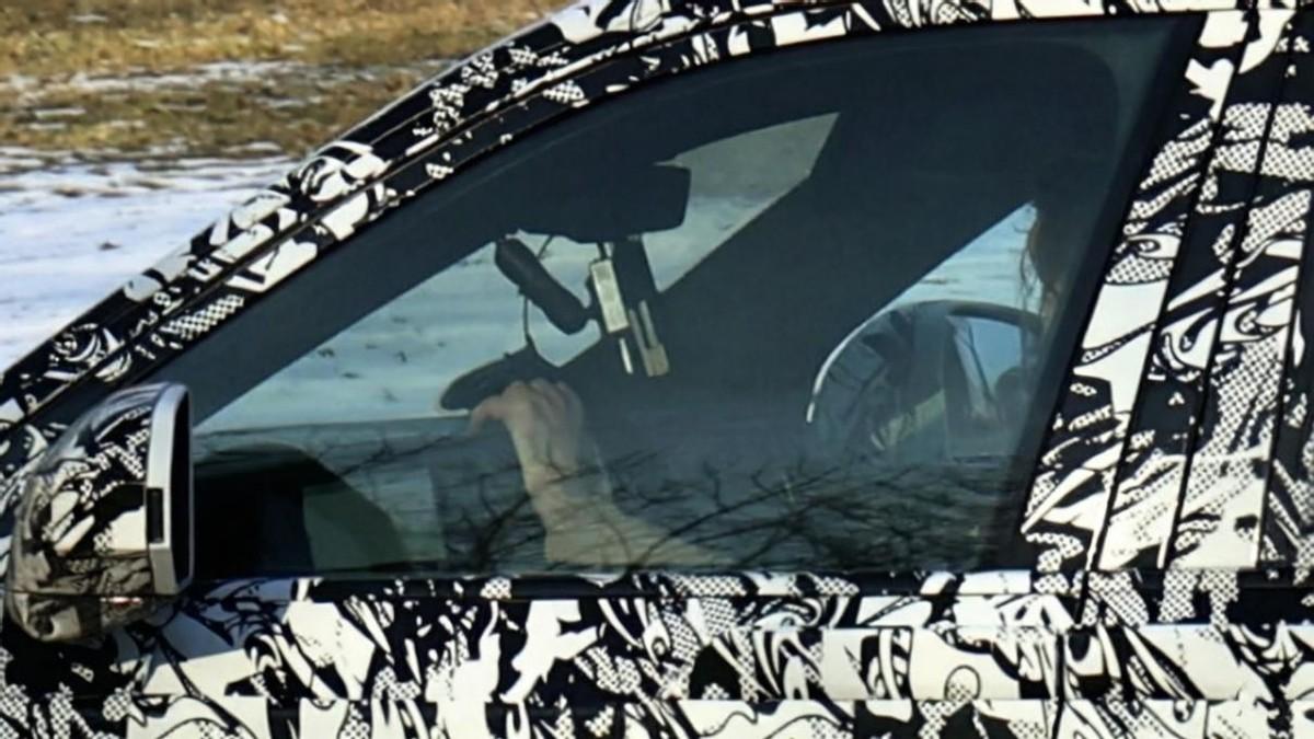 劳斯莱斯第二款纯电SUV曝光，性能比肩V12发动机，续航或超600km