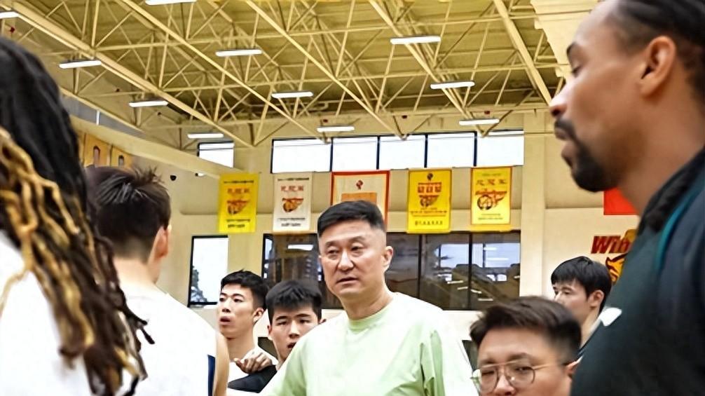 备战上海！广东晚上加练，徐杰独练，全队狂练三分