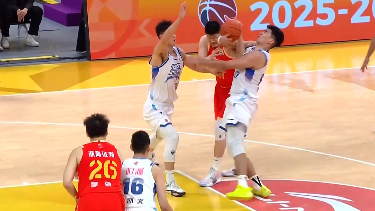 CBA再现暴力伤人动作！胡金秋惨遭卸胳膊，广东球迷：必须严惩惯犯