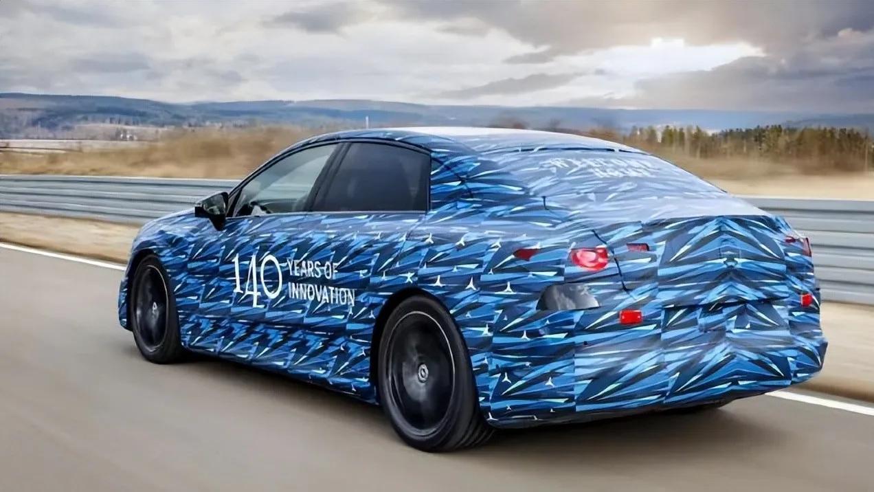 奔驰C级要换电车了，名字不叫EQC了，底盘也全重做了一遍。