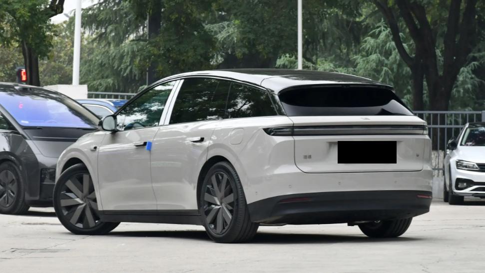 月销六千多台，理想i6稳定发挥，家用代步选择入门版本就够了