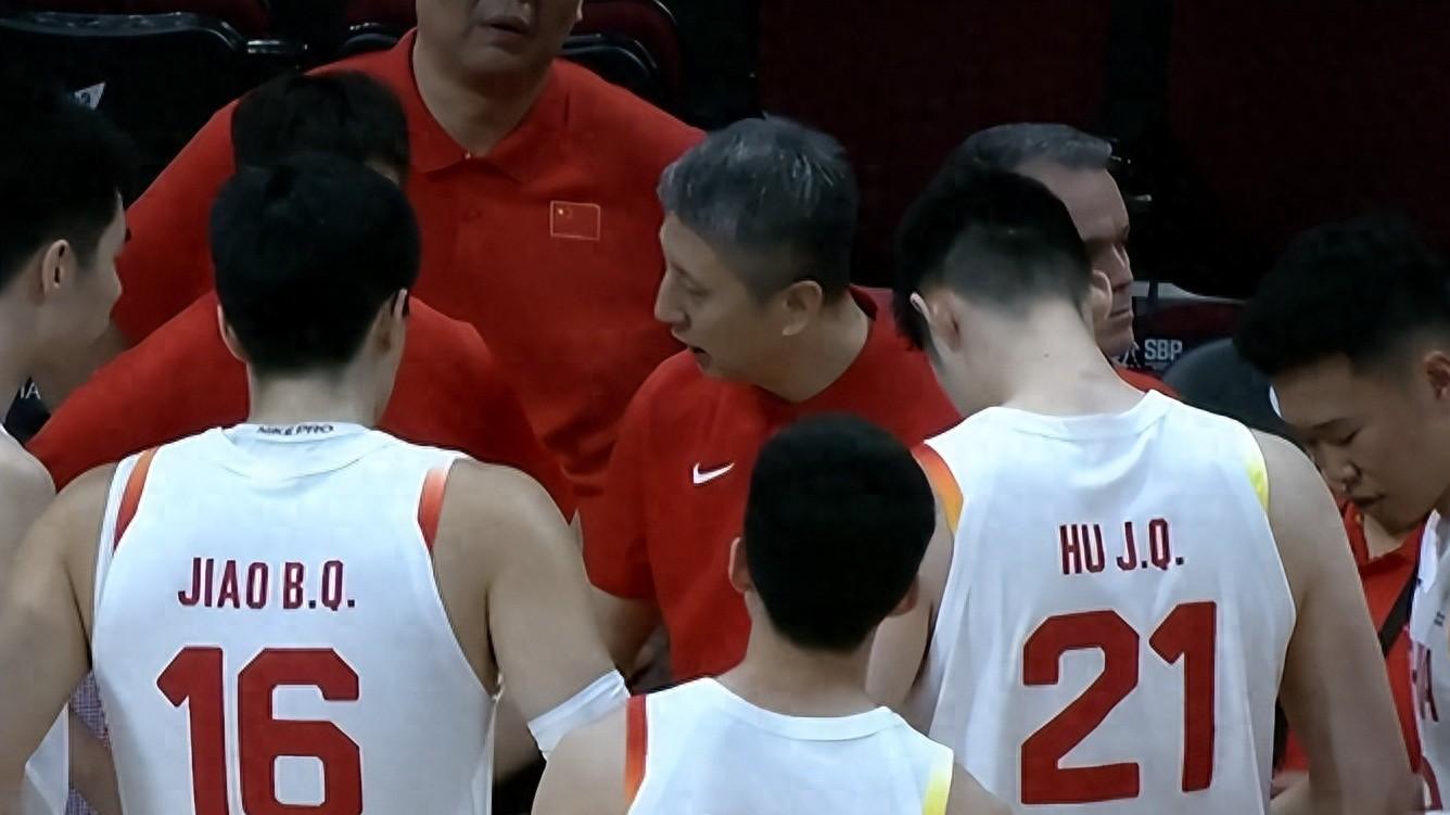 焦泊乔一出场就传球失误让对手投进压哨三分，男篮被反超1分