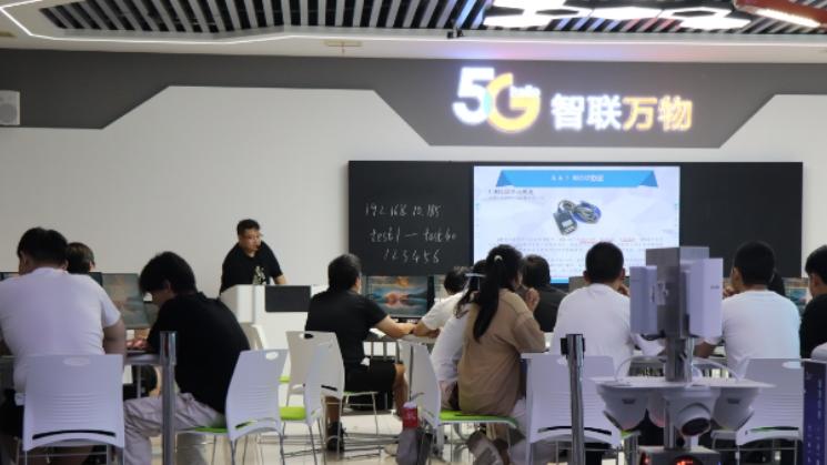 从本科毕业生月收入TOP10职业及对应专业，看透文华学院的这张王牌