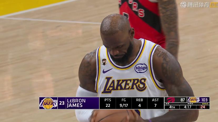 湖人17分大胜！詹姆斯24+4+7，赛后老詹先一步退场，艾顿接受采访