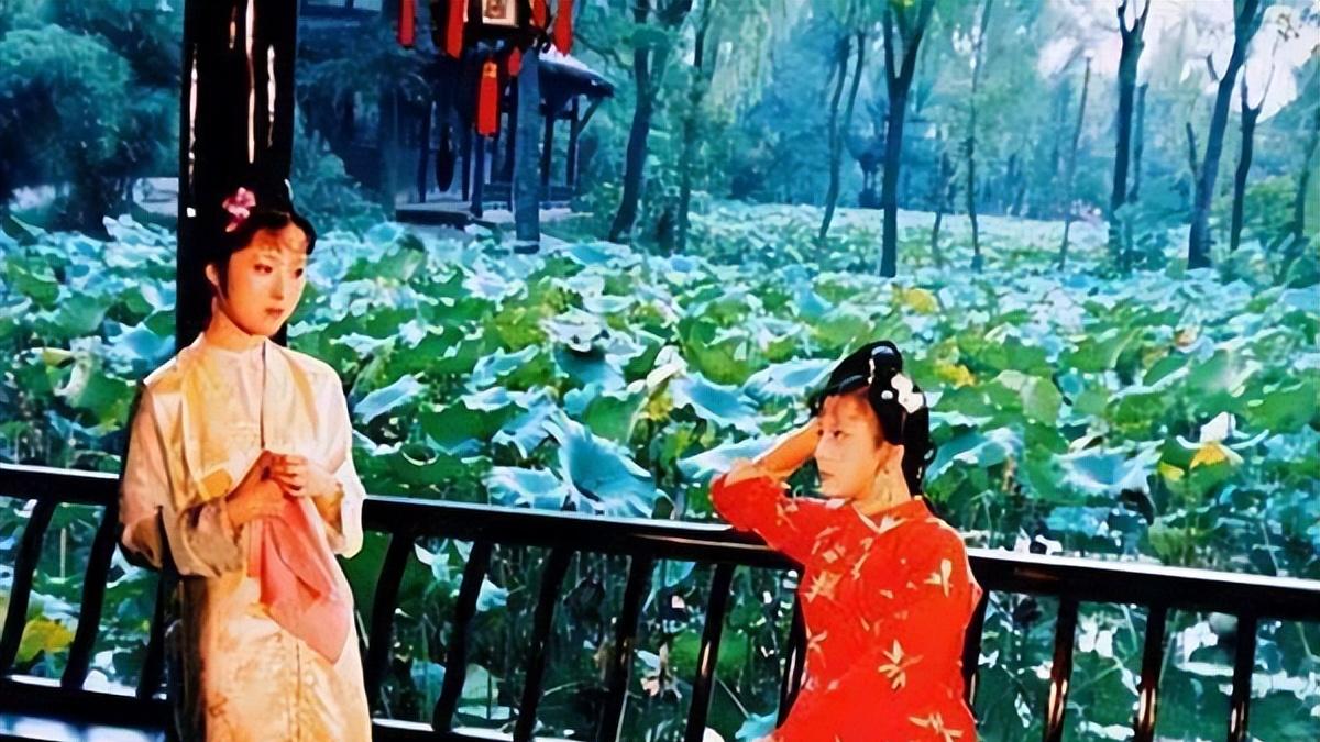 中秋夜宝玉为什么独自回房睡觉，连黛玉俯栏垂泪都不关心了？