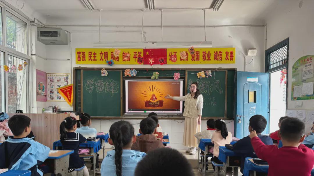 信阳市羊山新区第十一小学开展学雷锋系列活动