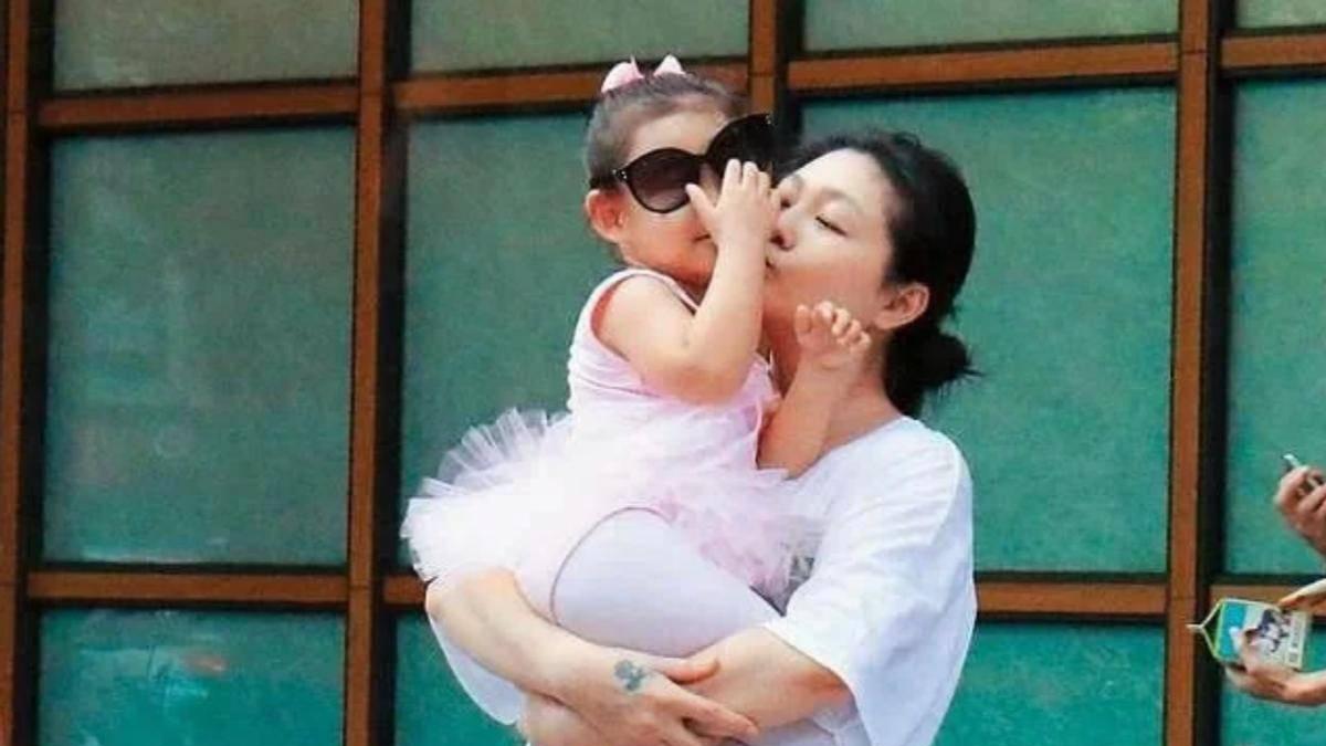大S女儿社交账号被曝光，1天不到便遭网暴！网友：汪小菲是冤大头