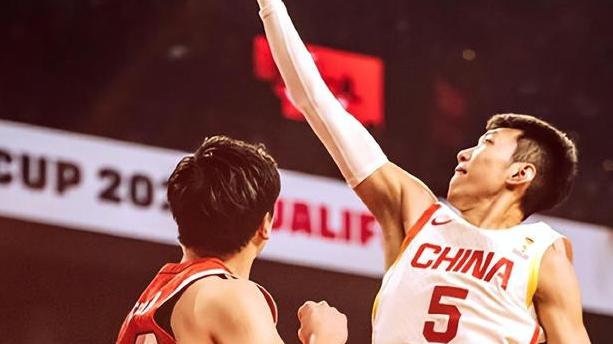 男篮世预赛客场逆转日本，裁判有多离谱？日本媒体人都看不下去了