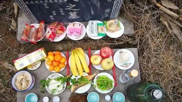 清明扫墓：供品到底该带走还是留下？很多人都做错了