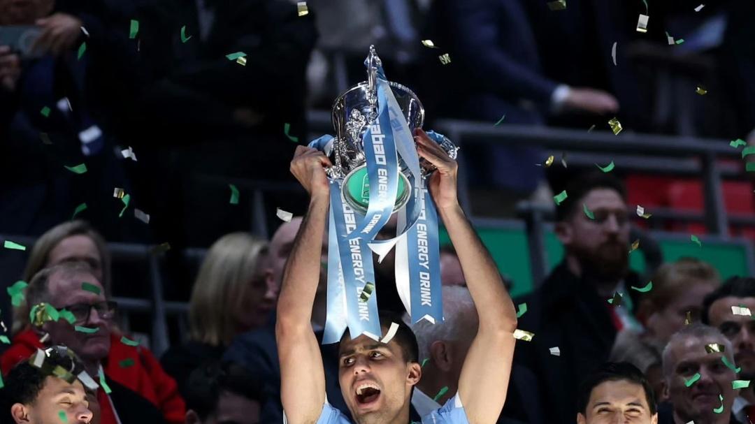 枪手四冠王梦碎！门将黄油手失误，奥赖利双响助曼城第九次加冕联赛杯