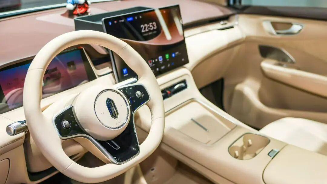 传余承东工作群发飙！狠批鸿蒙座舱“愚蠢”，不如改叫“功能座舱”
