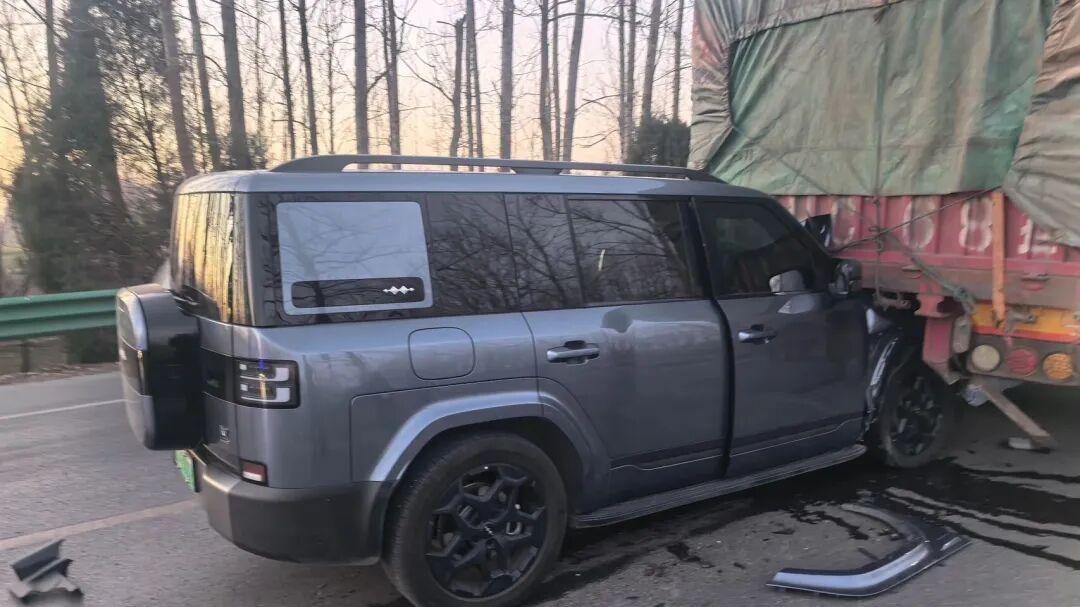 方程豹钛7追尾货车：A柱扛住碰撞冲击未变形，车主发文感谢比亚迪