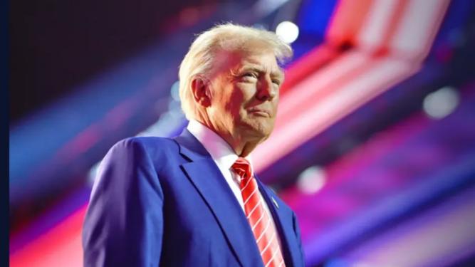 特朗普在平台上，将奥巴马夫妇P成猴子形象！