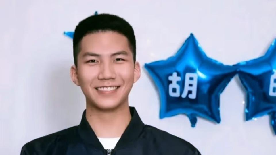 胡军儿子康康近况曝光：身高狂飙近1米9，这波“基因彩票”赢麻了