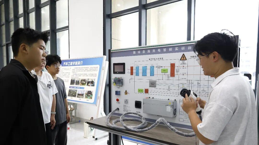 信阳技师学院比亚迪学院实训设备捐赠仪式圆满举行