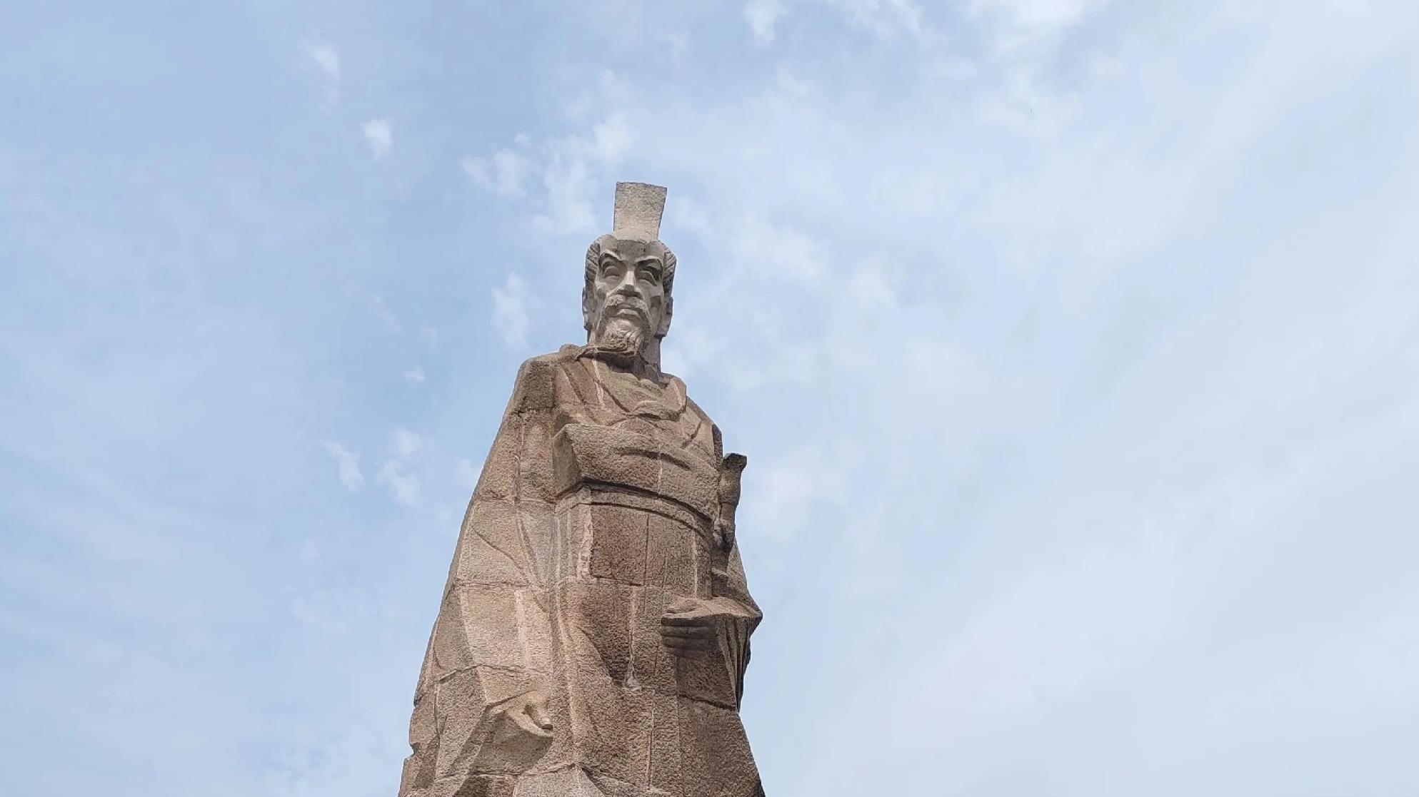 先秦时不仅“姓”“氏”严格区分，而且“国君无氏，不称氏称国”