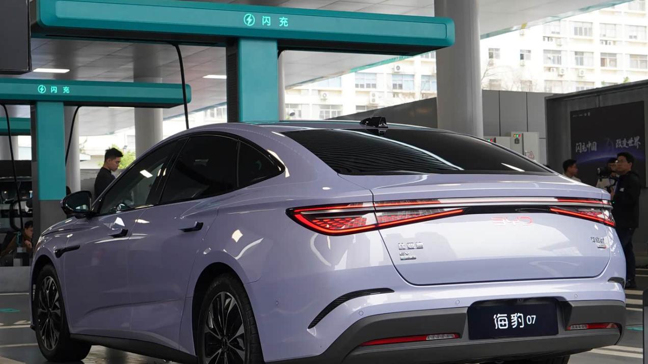 海豹07 EV正式上市，16.99万起，标配二代刀片电池+闪充技术