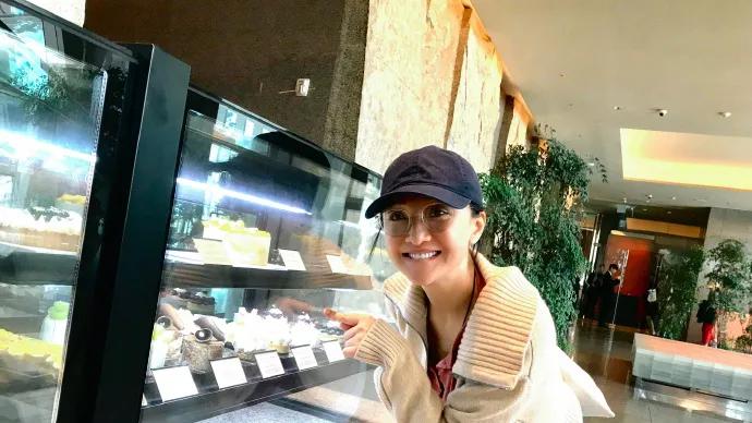 身高155的周迅亲身示范：小个子秋天穿“翻领毛衣”太美了！温柔淡雅，自然显高，耐看好气质！