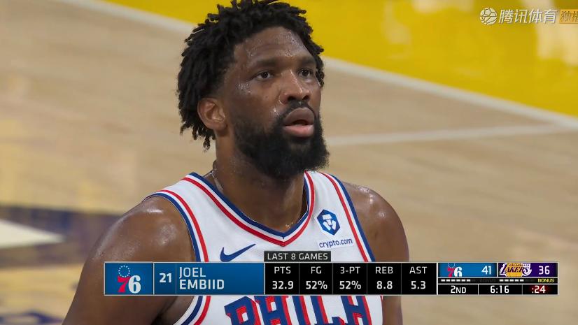 湖人险胜！詹姆斯17+4+10，赛后小里怒吼庆祝，老詹一把抱住恩比德