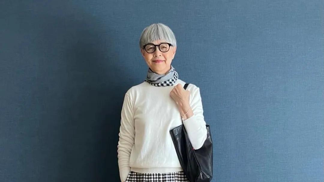 小个子过了35岁，今秋迷上白发奶奶的“日系高智感穿搭”！显高显气质，淡淡文艺风！